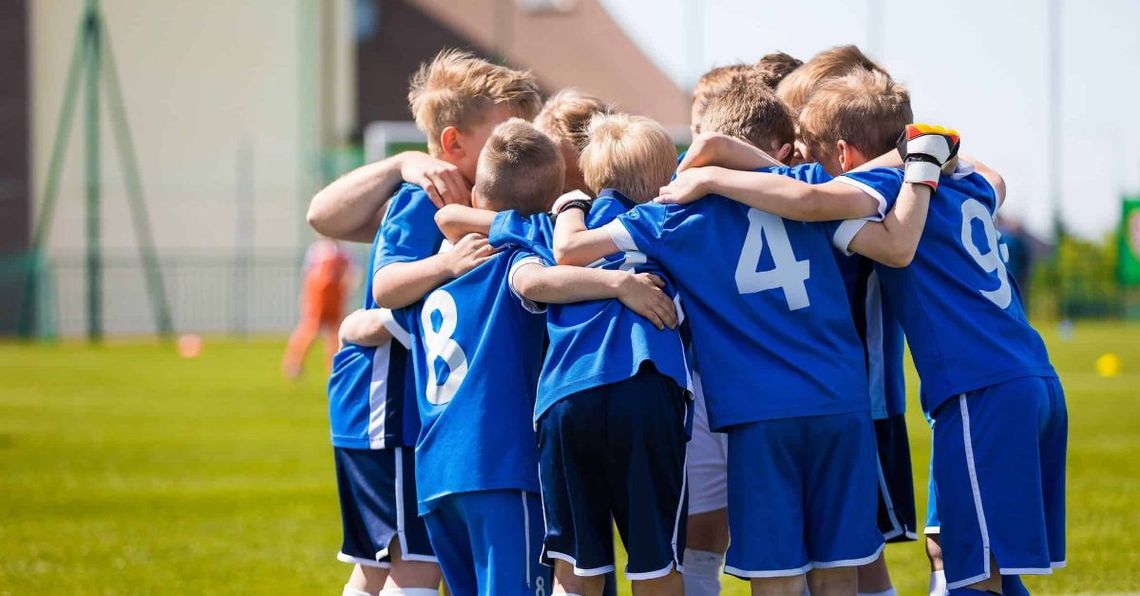 Unge fotballspillere på en fotballbane