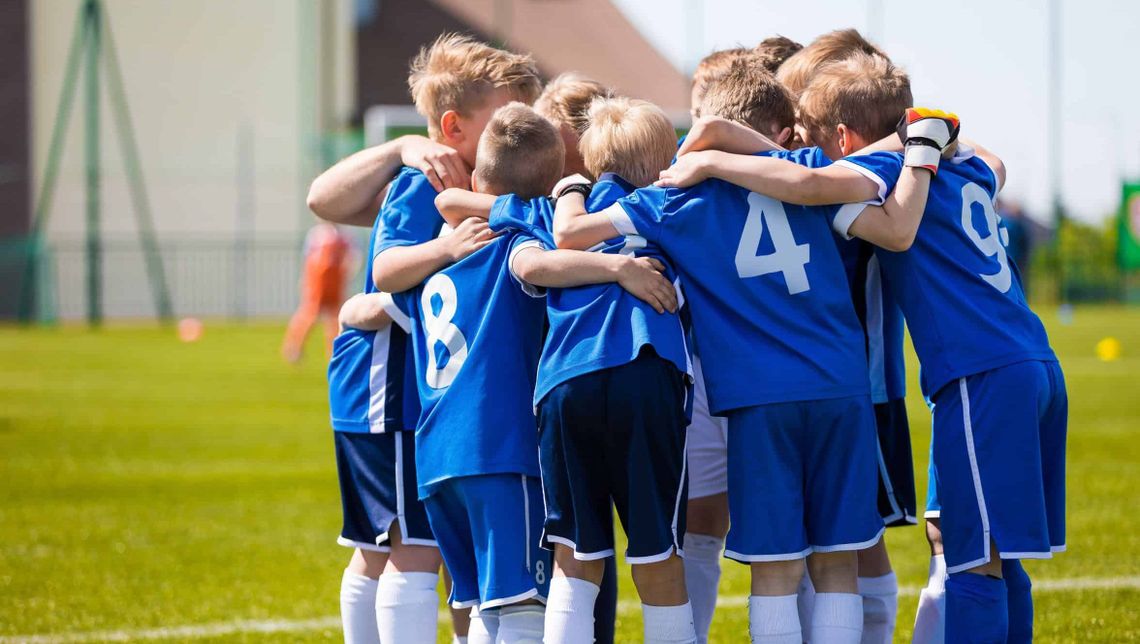 Unge fotballspillere på en fotballbane